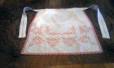 Komádi mintával hímzett kötény.0