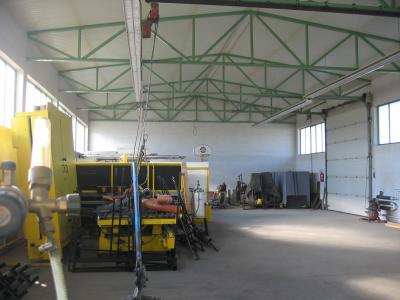 Győrben, ipari területen, kétrészes raktár, műhely, megosztva is kiadó0