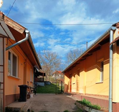 Eladó Szokolyán, egy telken, 2 külön helyrajzi számon lévő házrész.0