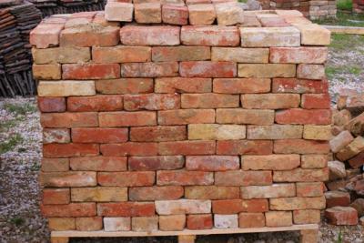 Bontott kisméretű tégla 75Ft/db0