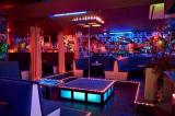 Exclusive club fiatal lanyokat keres