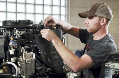 Csónakmotor szerelő munkatársat keresünk!0