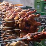 Raktáros, mindenes és irodai férfimunka csirkehús-grillező munkahelyen0