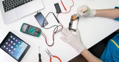 Mobiltelefon szerelő0