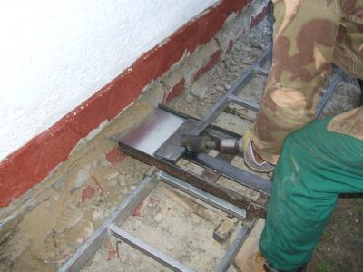 Vizes salétromos falak utólagos szigetelése acéllemezzel0