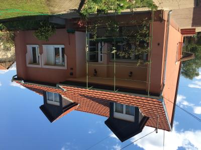 Családi házban tetőtéri lakás kiadó0