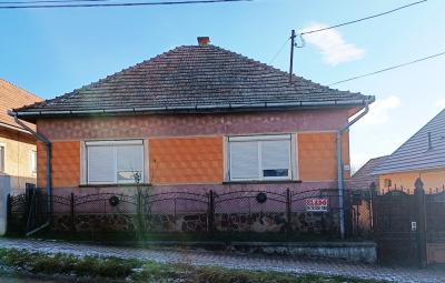 Tágas családi ház eladó Őrbottyán központjában.0