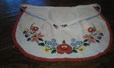 Kalocsai mintával kézzel hímzett kötény0