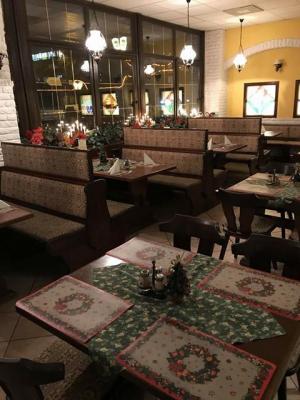 Vendéglői bútor (64 fő ültetésére) padok, asztalok, székek stb. eladók0