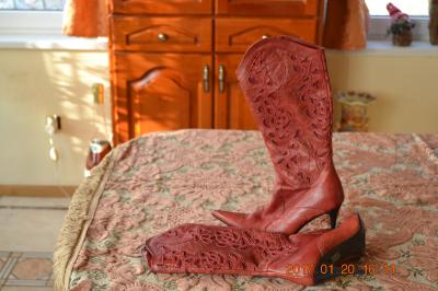 Shadey olasz márkás 35-ös, tűsarkú, korall színű csipkecsizma eladó0