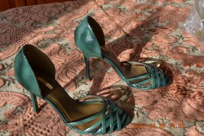 Olasz Michael Austin márkájú , sötétzöld tűsarkú 36-os méretű szandál0