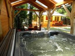 Jakuzzis klímás nyaraló kiadó közvetlen vízparton!0