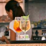 Felszolgálónő pultosnő németországi autópálya pihenőben Baden-Württemb0