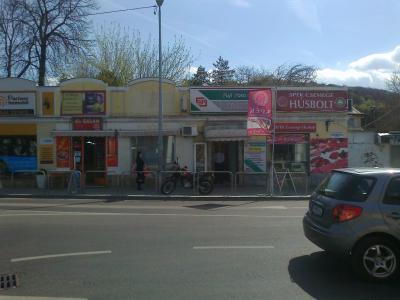 Budapesten, Hűvösvölgyben üzlethelyiség kiadó0