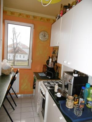 eladó Komáromban frekventált helyen 2.emeleti 2 szobás lakás!!0