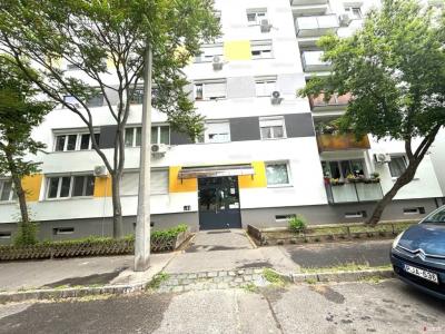 Eladó IV. emeleti 54 m2-es, 3 szobás panel lakás Bp. XX. kerületben.0