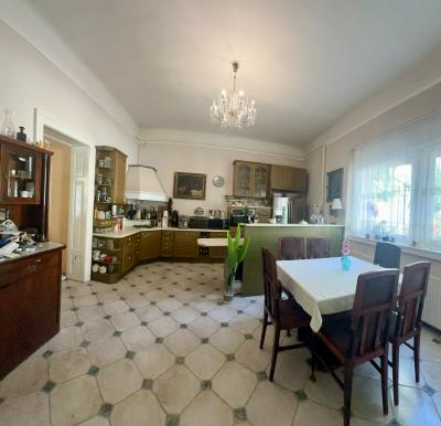 Vácon, nagypolgári stílusú családi ház eladó.0